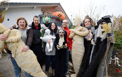 Seit vier Wochen sind sie am Basteln und Aufbauen (von links) Linda und Kevin Jooss, Betti und Patrick Hirschburger sowie Sabine