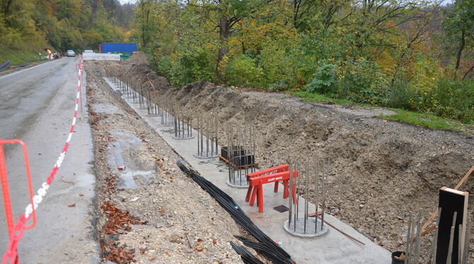 Jede Menge Beton soll die Eninger Steige in Zukunft vor Setzungen schützen.   FOTO: SAUTTER