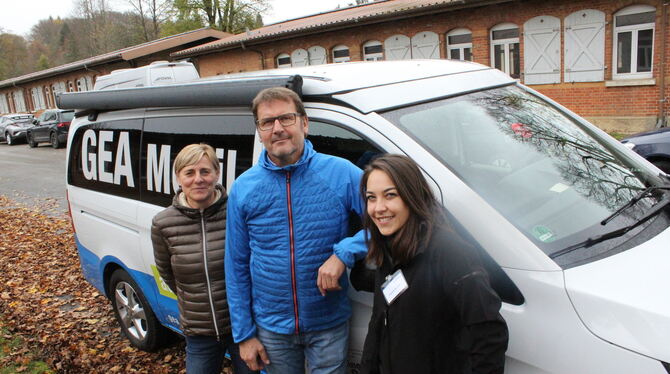 Einsteigen bitte: Vertriebsmitarbeiterin Jessica Sautter (rechts) chauffiert Besucher wie Sandra und Klaus Reiner mit dem GEA-Mo