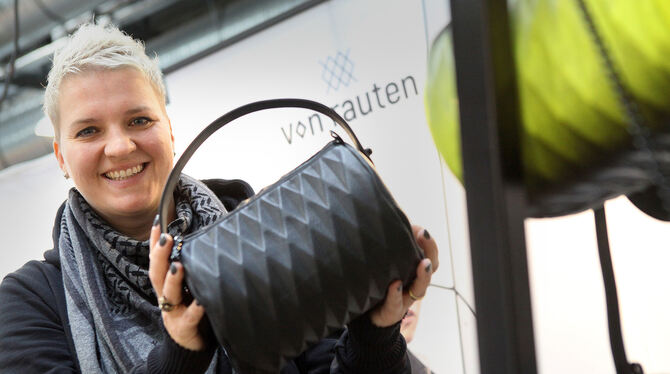 Imme Vogel aus Karlsruhe fertigt Taschen an, deren Leder von der Schwäbischen Alb kommt.Fotos: Lichtgut/ Jan Reich