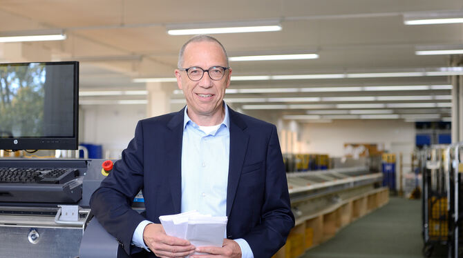 Wolfgang Schmid, Geschäftsführer von S-Mail/GEA Post-Service, vor der Sortieranlage in Reutlingen-Betzingen.Foto: Pieth