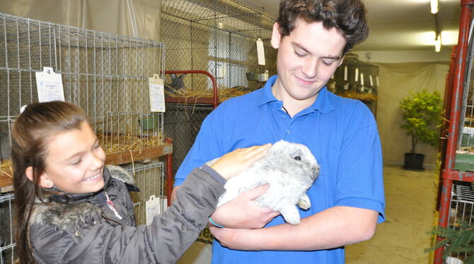 Lokalschau der Pfiullinger Kaninchenzüchter: Benjamin Nestel zeigt der zehnjährigen Paula sein Kaninchen der Rasse Kleinsilber h