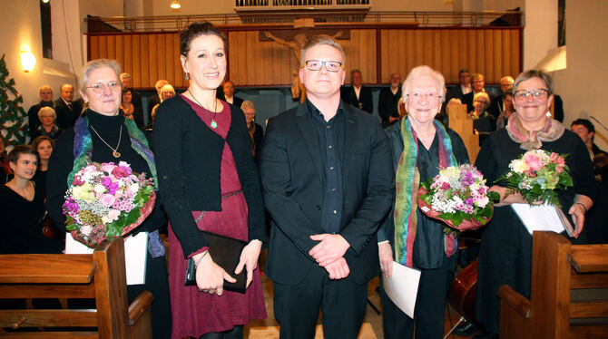 Nach dem Konzert gab es Ehrungen für Chormitglieder: (von links) Andrea Alle, Pfarrerin Stefanie Bauspieß, der musikalische Lei