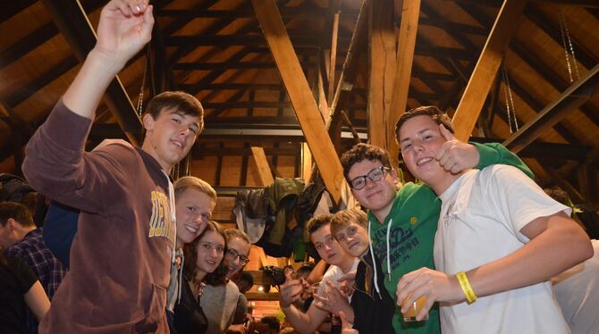 Gute Stimmung beim Weinfest in Neuhausen, was auch ohne Wein oder Alkohol möglich ist, wie diese jungen Leute beweisen. foto: Sa