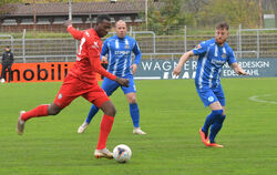 Zeigt eine starke Leistung und erzielt das zweite Tor für den SSV: Onesi Kuengienda (links). Fotos: Meyer