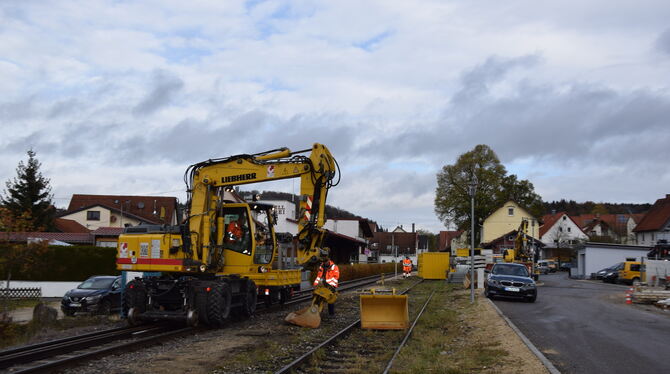 Am Bahnhof Trochtelfingen wird der Bagger bereit gemacht. FOTO: WURSTER