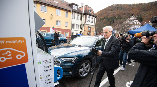 Ministerpräsident Winfried Kretschmann schreitet zur Tat: In der Bad Uracher Straße Im Greuth zapfte er Strom aus einer neuen La