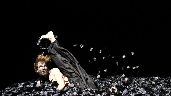 Tänzer Tobias  Weikamp bei  Proben zu »Urban Wolves« im Theater Die Tonne.  Foto: Schultze / Tonne