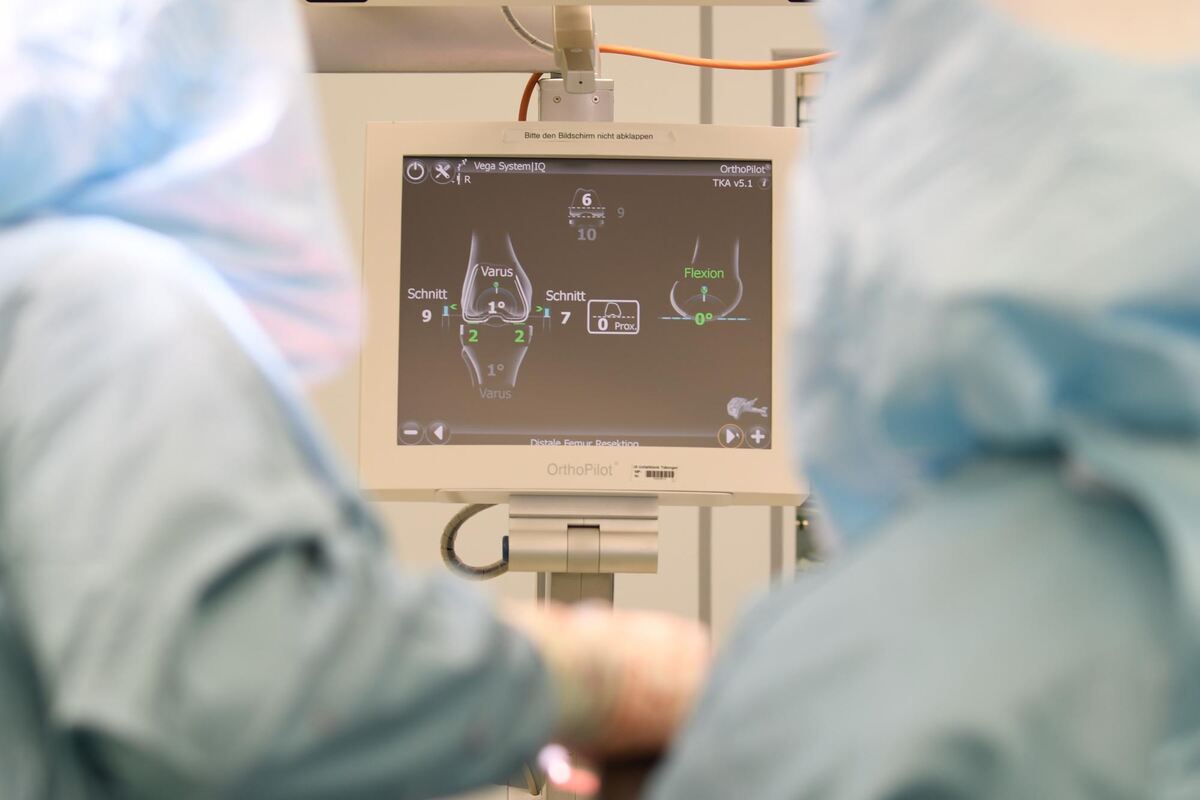 Eine Art Navigationssystem unterstützt die Ärzte bei der Implantierung des künstlichen Kniegelenkes. Eine Art Navigationssystem unterstützt die Ärzte bei der Implantierung des künstlichen Kniegelenkes.
