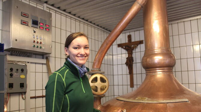 Ida Ziegler hat es beim Bundeswettkampf der Brauer und Mälzer aufs Treppchen geschafft. Hier steht sie am Sudkessel in ihrem Aus