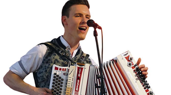 Simon Wild mit seiner steirischen Harmonika. Seine Musik-Karriere kommt gut voran. Seine aktuelle Single platzierte sich in so m