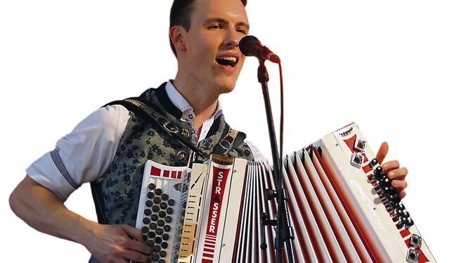 Simon Wild mit seiner steirischen Harmonika. Seine Musikerkarriere kommt gut voran. Seine aktuelle Single platzierte sich in so