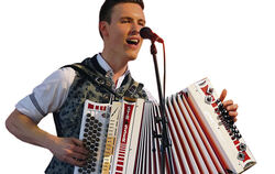 Simon Wild mit seiner steirischen Harmonika. Seine Musikerkarriere kommt gut voran. Seine aktuelle Single platzierte sich in so 
