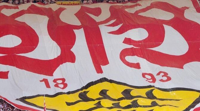Stuttgarter Fans halten einen Banner mit dem Logo des VfB