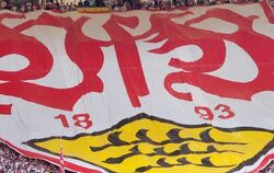 Stuttgarter Fans halten einen Banner mit dem Logo des VfB