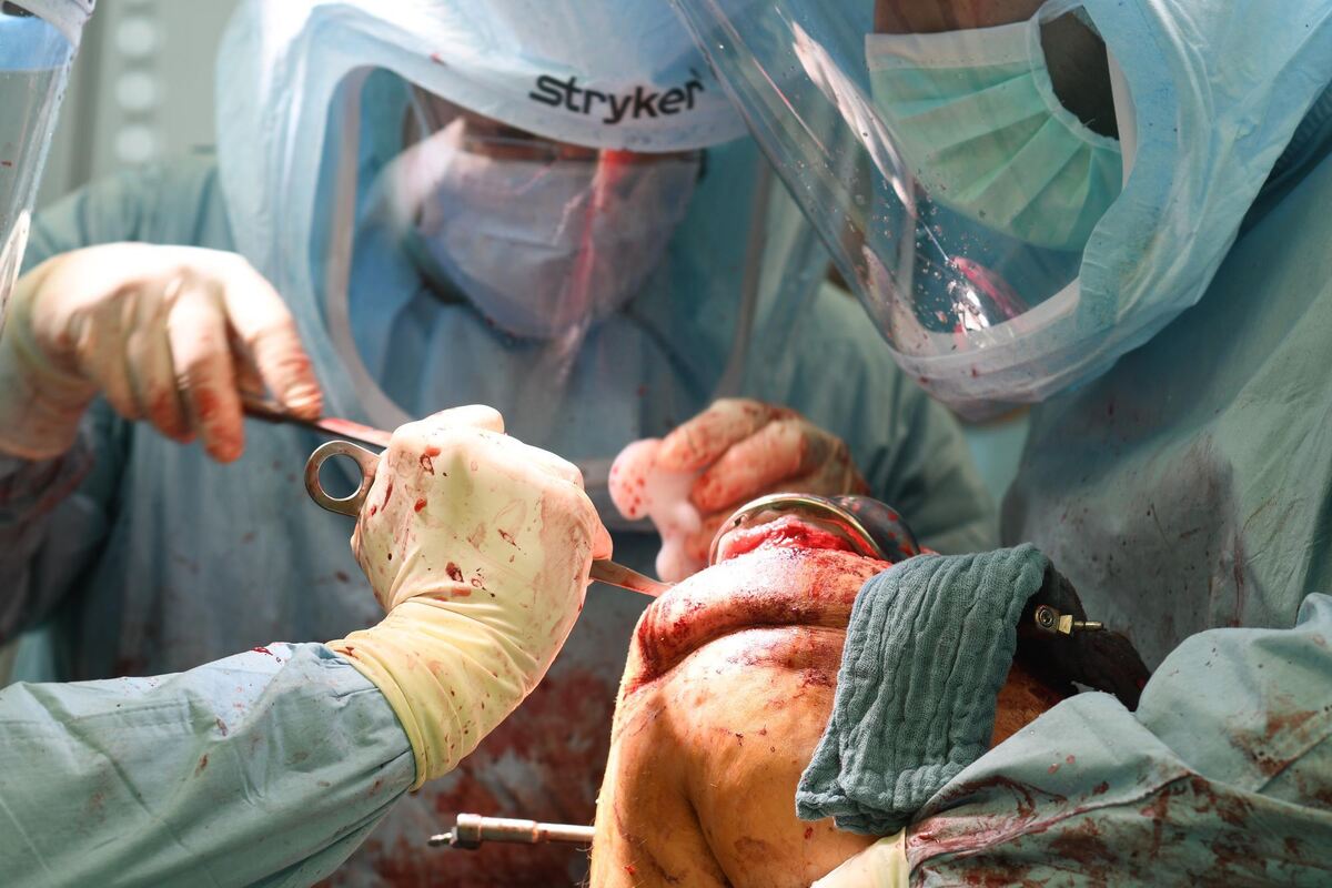 Arbeit am offenen Knie.