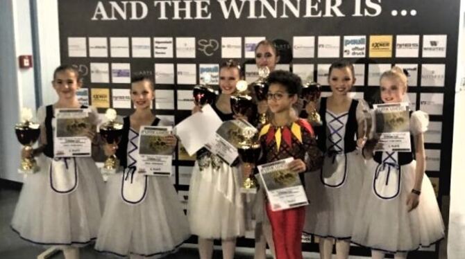 Die erfolgreichen Tänzerinnen und Tänzer der Eninger Ballettschule Dance Performance. foto: privat