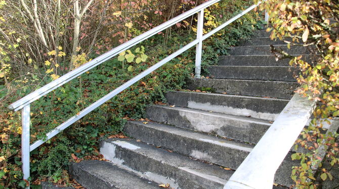 Diese Treppe in Riederich ist immer wieder geflickt worden. Nun soll sie komplett neu gemacht werden.foto: oechsner