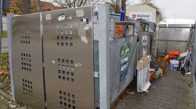 Müll dort, wo er nicht hingehört: Regelmäßig sieht es an der Sammelstelle beim Feuerwehrhaus Walddorfhäslach so aus. Oben links