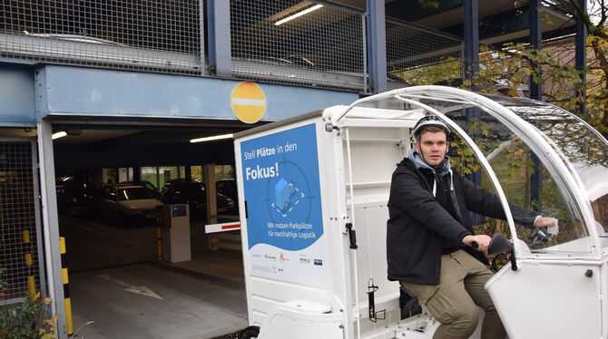In Tübingen werden jetzt freie Plätze im Uni-Parkhaus genutzt und Waren mit dem Lastenrad weiter transportiert.foto: kreibich