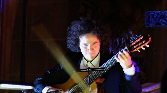 Der mexikanische Gitarrist Cecilio Perera beim Auftaktkonzert des Gitarrenfestivals Tübingen in der Stiftskirche.  Foto: Varady