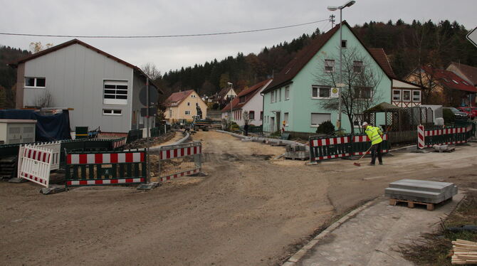 XXL-Baustelle: die Mägerkinger Ortsdurchfahrt ist komplett gesperrt.  FOTO: SCHRADE