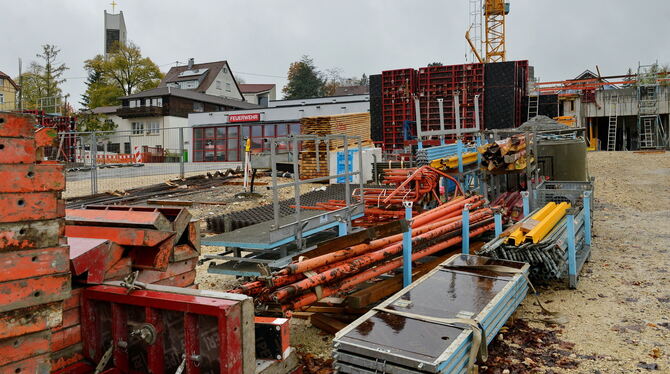 Zunächst wird ein Anbau ans Feuerwehrgerätehaus In der Raite erstellt, anschließend der Bestandsbau saniert.foto: niethammer