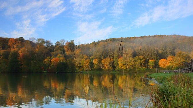 So schön ist er im Herbst: der Mägerkinger See. Foto: Mäurle