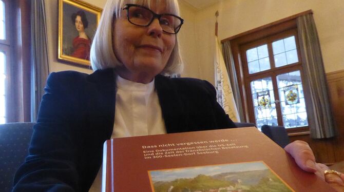 Dorothee Sahm-Stotz präsentierte im Rathaus von Bad Urach das Buch über die Geschichte von Seeburg, dass ab heute in Buchhandlun