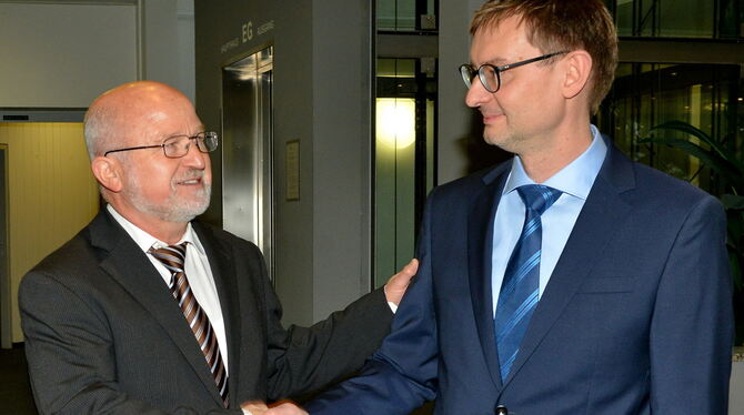 Festakt zur Verabschiedung und Einsetzung: Dr. Werner Hageloch (links) ging als Chefarzt der Rehabilitationsklinik in Bad Sebast