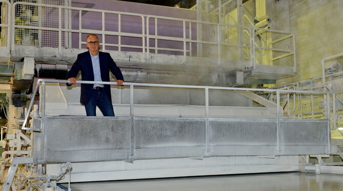 Thomas Gehring, Geschäftsführer von Ahlstrom-Munksjö Dettingen, inmitten einer der beiden riesigen Papiermaschinen.FOTO: NIETHAM