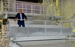 Thomas Gehring, Geschäftsführer von Ahlstrom-Munksjö Dettingen, inmitten einer der beiden riesigen Papiermaschinen.FOTO: NIETHAM