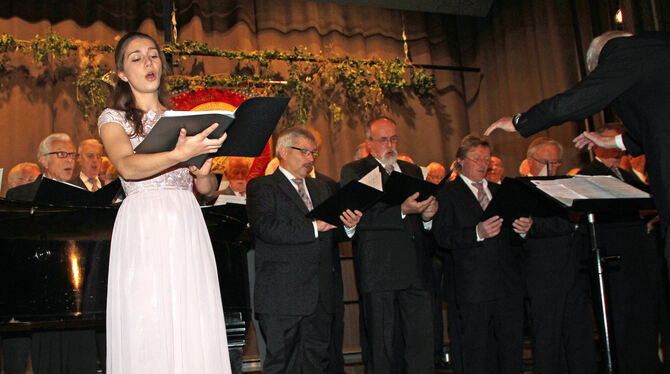 Julia Hinger beeindruckte mit volltönendem Sopran. Sie unterstützte die Sänger des Männergesangvereins Eintracht Pfullingen.foto
