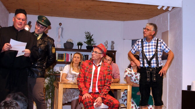 Spaß mit der KJG-Theatertruppe (von links): Harald Enderle, Thomas Schmitz, Lisa Goller, Werner Brunner, Marcel Nüssle, Jana Kur