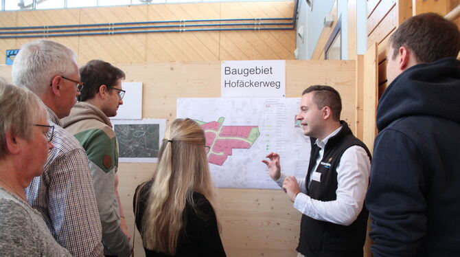 Hauptamtsleiter Lukas Bloching informiert über die geplante Baulanderschließung in Meidelstetten.foto: dewald