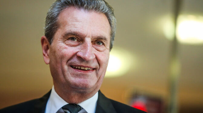 EU-Kommissar Günther Oettinger (CDU) bekennt  sich in Tübingen  als Freund der gedruckten Zeitung.  Foto: dpa