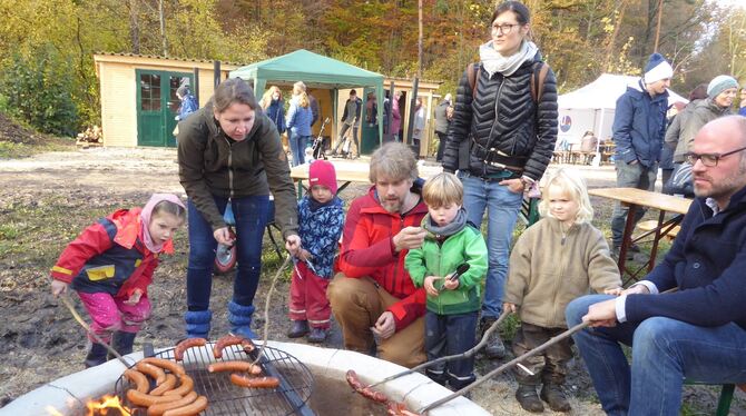 Bei der Eröffnung des Waldkindergartens grillten Kinder und Erwachsene Rote Würstchen über dem Feuer.foto: Bernklau