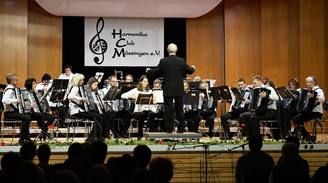 Das Mössinger Akkordeon-Orchester unter Leitung von Dirigent Franc Zibert, der selbst ein Solo spielte, trumpfte groß auf beim H