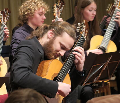 Hochkonzentriert: Lukas Pilgrim als Solist mit dem Jugend-Gitarrenorchester. Fotos: Knauer