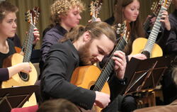 Hochkonzentriert: Lukas Pilgrim als Solist mit dem Jugend-Gitarrenorchester. Fotos: Knauer