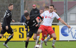 Die SSVler Enis Küley und Raphael Schneider (links) haben gegen den Dorfmerkinger Tim Brenner das Nachsehen. foto: baur