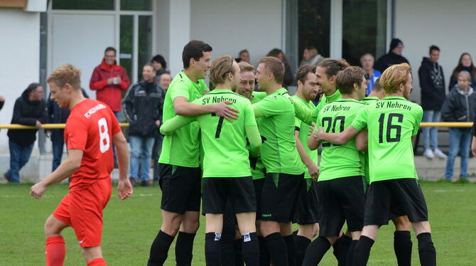 Alle für das Team: Die Spieler des SV Nehren gratulieren Torschütze Marius Ulmer (links) zum 1:0. Foto: Niethammer