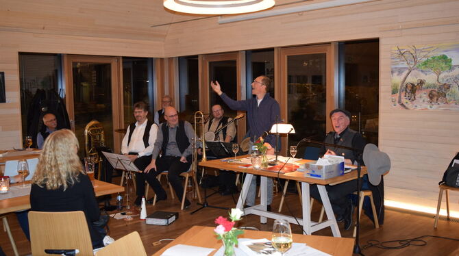 Schauspieler Martin Schurr und Lokalreporter Jürgen Jonas im Nehrener Gasthaus Schwanen
