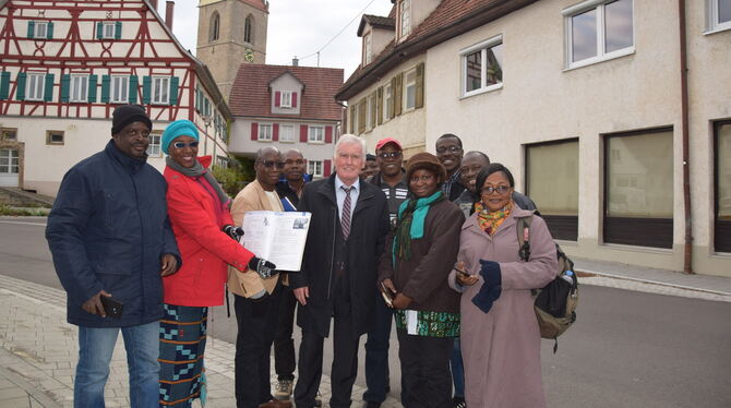 Gruppenbild mit Bürgermeister Joseph Reichert: Zehn Deutschlehrer aus Bouaké besuchten Ofterdingen, das sie aus dem Deutsch-Lehr
