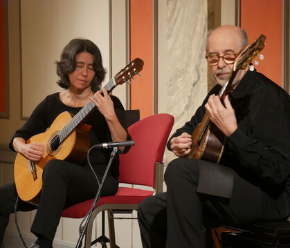 Das Gitarristen-Duo Cristina Azuma und Paulo Bellinatti. Foto: Morawitzky