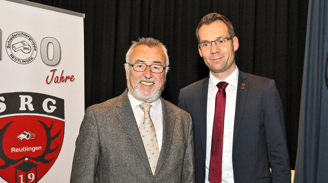 Heinz-Werner Zwicknagel (links) wurde von Philipp Herbst zum Ehrenmitglied der  Reutlinger Schiedsrichtergruppe befördert.  fot