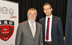  Heinz-Werner Zwicknagel (links) wurde von Philipp Herbst zum Ehrenmitglied der  Reutlinger Schiedsrichtergruppe befördert.  fot