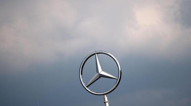 Wolken über dem Mercedes-Stern eines Werkes der Daimler AG