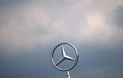 Wolken über dem Mercedes-Stern eines Werkes der Daimler AG