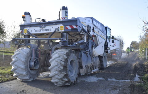 Der gewaltige Bodenstabilisierer hat seine Arbeit auf der Stauseestraße aufgenommen. Mit über 300 PS sorgt er für den neuen Unte